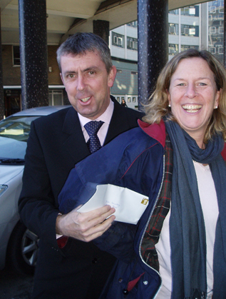 Horse Racing Andy Smith and Kerry Hood, shown outside the BBC in London, are teaching Sara to bet. Theyre about to put her first horse racing bet into the mail.