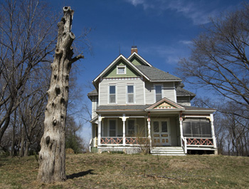 Saras Childhood Home Bleeding Kansas is based on Saras experiences as a child Kansas. This is the home she grew up in.